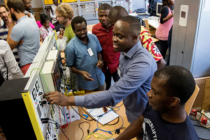 Studierende der Panafrikanischen Universität arbeiten bei der Summerschool im Labor