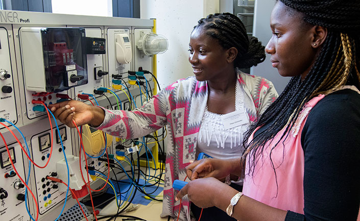 Studierende der Panafrikanischen Universität arbeiten bei der Summerschool im Labor