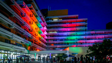 Farbenfroh beleuchtetes Ingenieurwissenschaftliches Zentrum am Campus Deutz (Bild: Thilo Schmülgen/TH Köln)