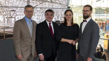 Preisträgerin Nora Schulte (2.v.r.) mit Horst Behr (kommissarischer Vorsitzender des VDI Kölner Bezirksverein e.V.), Karl-Heinz Spix (Vorsitzender) und Laudator Stefan Weber (Buderus) (v.l.)  (Bild: Katrin Hauter)