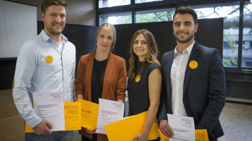 Die Gewinner des Masterpreises (v.l.): Philipp Becker, Hannah Tholen, Susanna Häck und Francesco Caruana (Bild: Heike Fischer/TH Köln)