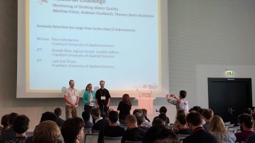 Die „GECCO 2017 Industrial Challenge“ gewann das Team der Frankfurt University of Applied Sciences (in der Mitte Prof. Dr. Doina Logofatu in Vertretung für ihre Studierende) (Bild: TH Köln)