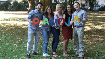 Fünf Personen halten bunte Papierbuchstaben P A M O J A. (Bild: Pamoja/TH Köln)