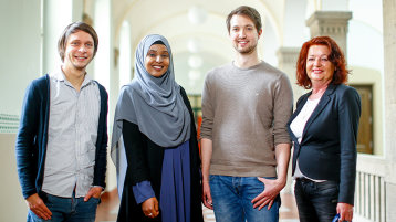 (v. l.) Talentscouts Thiemo Jares, Amal Abdirahman, Sebastian Hopp und Edith Saum, Leiterin der Zentralen Studienberatung (Bild: Thilo Schmülgen/TH Köln)