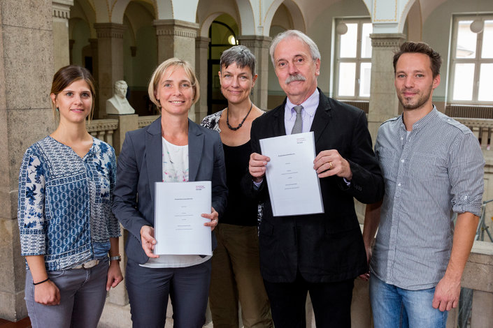 Christiane Frank (stellvertretende Fachvorsitzende MINT an der LVR-Anna-Freud-Schule), Prof. Dr. Sylvia Heuchemer (Vizepräsidentin für Lehre und Studium), Karin Schmitz (Studien- und Berufskoordinatorin an der LVR-Anna-Freud-Schule), Ludwig Gehlen (Schulleiter der LVR-Anna-Freud-Schule), Bastian Thelen (Zentrale Studienberatung)