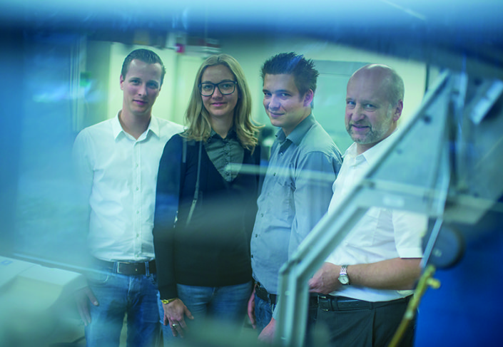 Das ElasticVision-Team (v. l.): Christian Pöpperl, Carina Kühl und David Frings mit ihrem Betreuer Prof. Dr. Jörg Luderich Das ElasticVision-Team (v. l.): Christian Pöpperl, Carina Kühl und David Frings mit ihrem Betreuer Prof. Dr. Jörg Luderich
