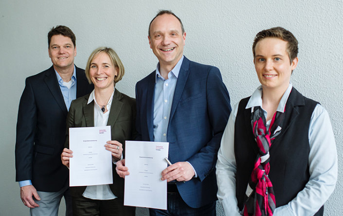 Heinz-Peter Beckers, Vizepräsidentin Prof. Dr. Sylvia Heuchemer, Schulleiter Ralph Kuhn und Monika Schulte (v.l.)