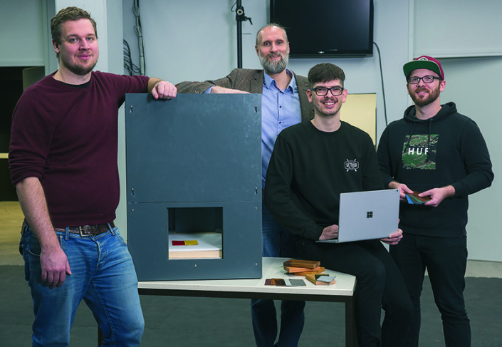 Das APEC Visual-Team (v. l.): Sebastian Kalkhoff , Tobias Bayer, Gabriel Schmitz mit ihrem Betreuer Prof. Dr. Arnulph Fuhrmann