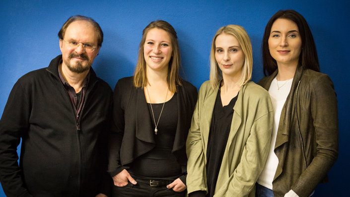 (v. l.) Prof. Dr. Helmut Volpers und die drei Autorinnen der Studie "Wie es der Horrorclown in die Tagesschau geschafft hat?" Nina Bäßler, Lara Cremer und Pia Müller 