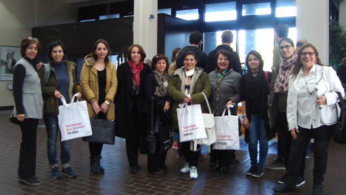 Eine Gruppe von Frauen hat sich im Foyer des Campus Deutz der TH Köln aufgestellt.