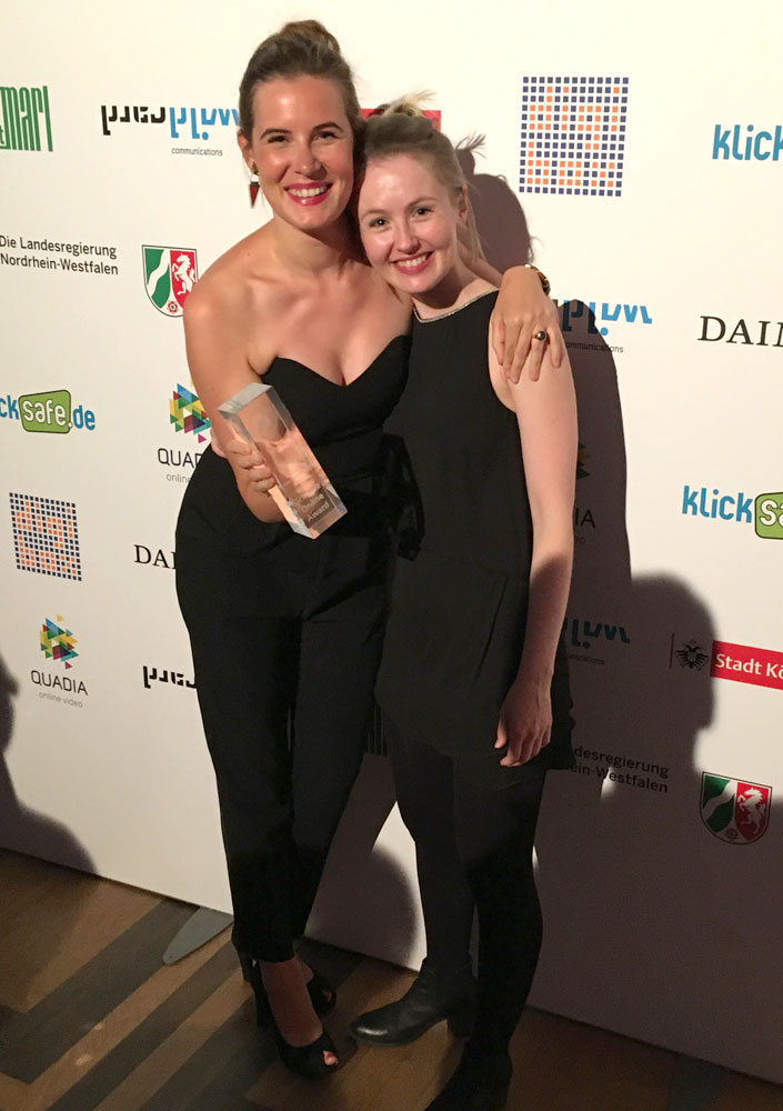 (v.l.) Absolventinnen Sabine Bresser und Julia Michael freuen sich über den Gewinn des Grimme Online Award