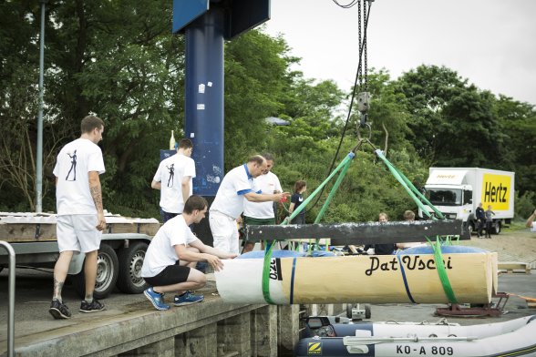 “Dat Uschi“ wird zu Wasser gelassen…