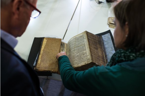 Eine gedruckte Diethenberger Bibel aus dem 16. Jahrhundert: Die vordere Verbindung vom Buchblock und Rücken hat sich gelöst