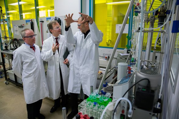 Prodekan Prof. Dr. Jan Wilkens stellt die Praktikumsapparaturen der Verfahrenstechnik und der Chemischen Reaktionstechnik vor
