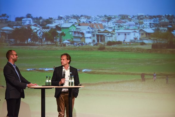 v.l. Alexander Fröde (Moderator), Prof. Dr. Lars Ribbe (ITT, TH Köln)