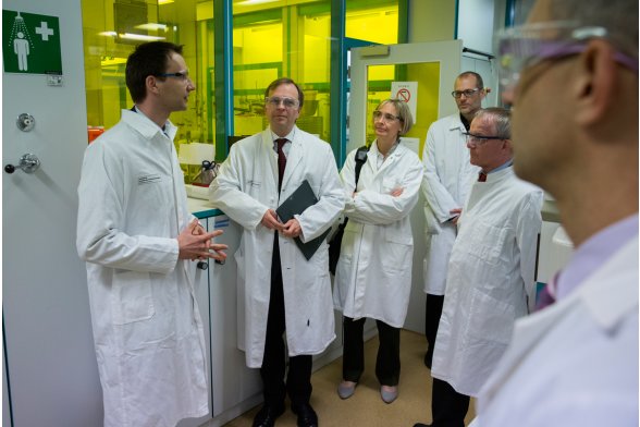 Prof. Dr. Schiffter-Weinle stellt das Analytiklabor vor (v.l.) Prof. Dr. Heiko Schiffter-Weinle, Staatssekretär Thomas Rachel, Prof. Heuchemer, Prof. Wilkens, Rüdiger Scholz (Stellvertretender CDU-Kreisvorsitzender Leverkusen), Prof. Dirk Burdinski