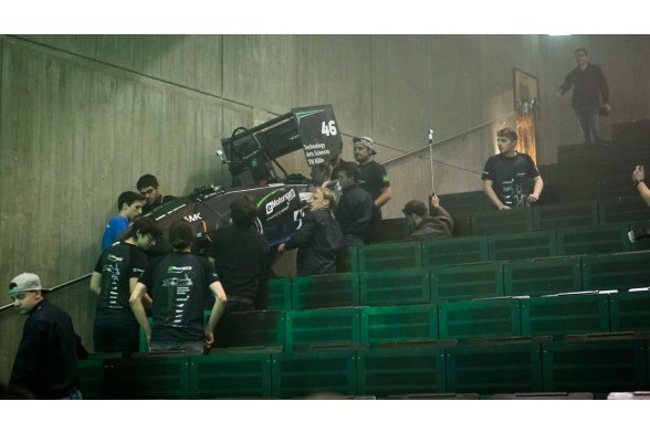 Vorbereitungen für den großen Auftritt: Der eMC 17 wird ins Audimax getragen.