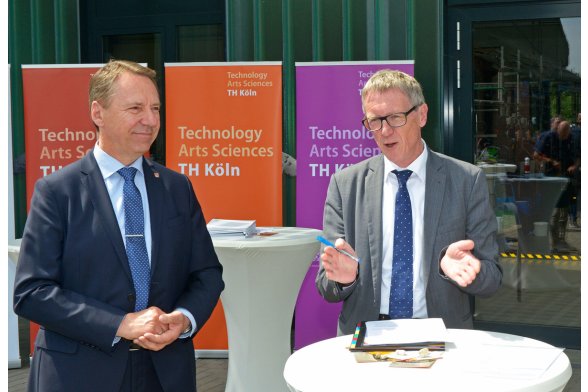 Landrat Jochen Hagt (l.) und Prof. Dr. Rüdiger Küchler, Vizepräsident der TH Köln