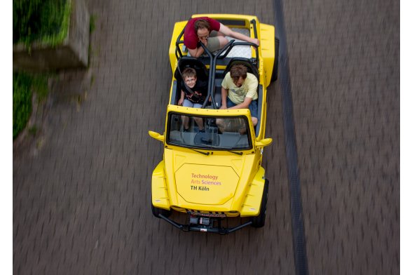 Gelber Hybrid-Buggy wird Probe gefahren.