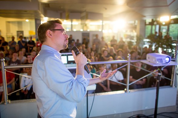 Prof. Dr. Philipp Schaer beim Science Slam.