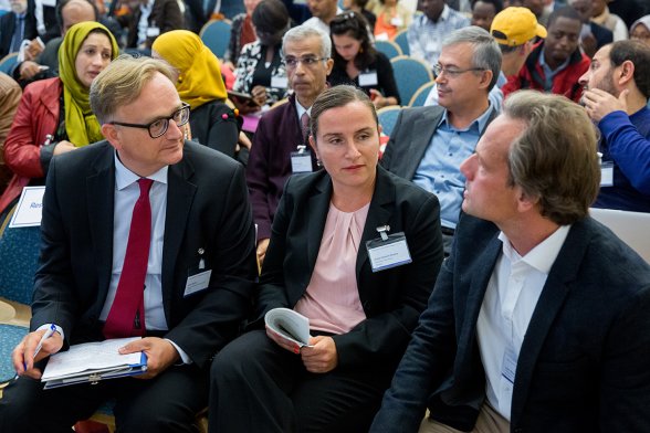 v.l. Lars Gerold (DAAD), Jenny Kopsch-Xhema (Food Security Center (FSC), Universität Hohenheim) und Prof. Dr. Lars Ribbe (ITT, TH Köln)