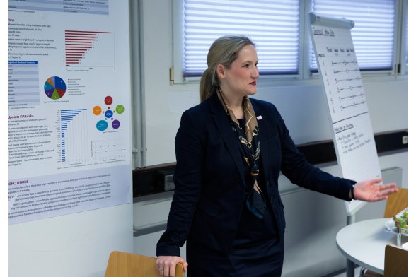 Prodekanin Prof. Dr. Yvonne-Beatrice Böhler erklärt das Projekt PHARMEVOLUTION