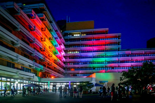 Farbenfroh beleuchtetes Ingenieurwissenschaftliches Zentrum am Campus Deutz