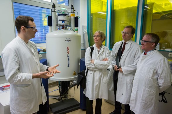 ... und Doktorand Alexander Kempa erklären den Nutzen des NMR-Spektroskops