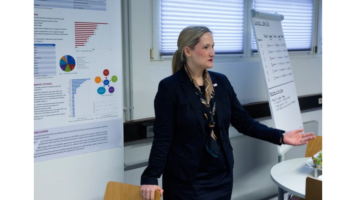 Prodekanin Prof. Dr. Yvonne-Beatrice Böhler erklärt das Projekt PHARMEVOLUTION