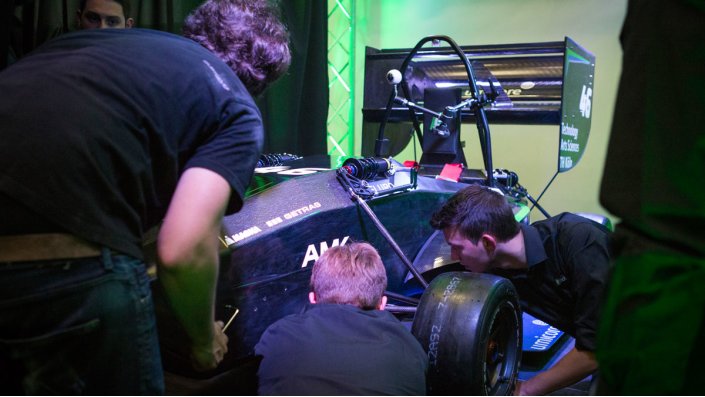 Letzte Handgriffe hinter den Kulissen: Das Team montiert, schraubt und inspiziert den eMC17.