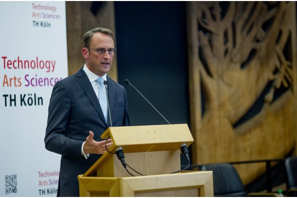 Dr. Tobias Schmid