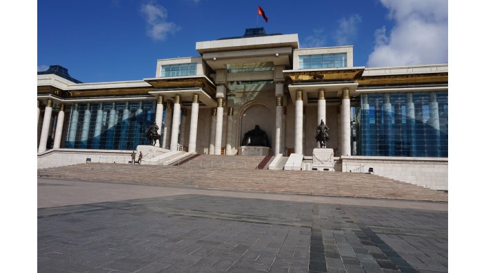 Parlament mit der riesigen Statue von Genghis Khan