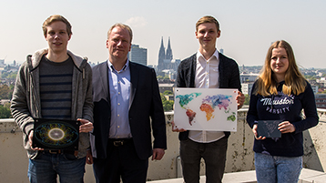 Marvin Winkler, Johannes Lesaar (CEWE Stiftung), René Vogels, Julia Salm (Bild: Fritz Cremer/TH Köln)