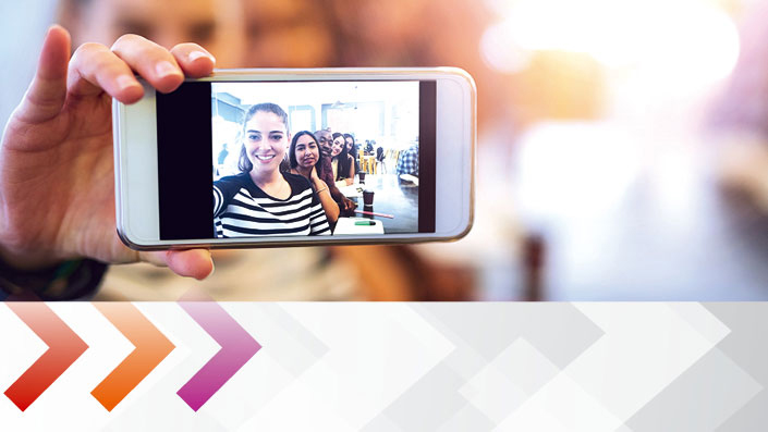 Eine Frau nimmt mit dem Handy ein Selfie auf. Eine Frau nimmt mit dem Handy ein Selfie auf.