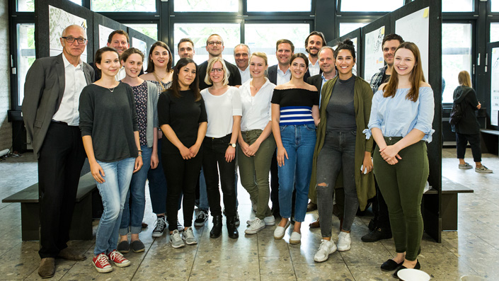 Architekturstudierende – Gruppenbild mit allen PreisträgerInnen Architekturstudierende – Gruppenbild mit allen PreisträgerInnen