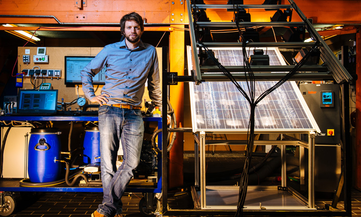 Maschinenbauer Johannes Rullof hat einen Prototyp entwickelt, bei dem der Verdampfer einer Wärmepumpe in ein Photovoltaik-Modul integriert ist, kurz PVT-direkt.