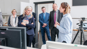 Die Promovendin Marta Garcia Celma (re.) erklärt der Ministerin und den Mitgliedern des Präsidiums neue Verfahren zur Restaurierung zeitgenössischer Kunst. (Bild: Boris Loehrer/TH Köln)