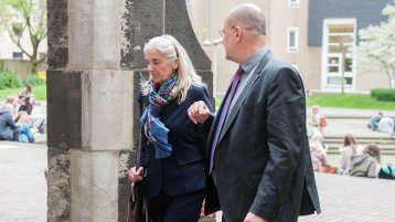 Auf Tour über den Campus Südstadt: Ministerin Isabel Pfeiffer-Poensgen und Präsident Prof. Dr. Stefan Herzig (Bild: Boris Loehrer/TH Köln)