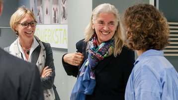 Haben Spaß am Konzept der Bildungswerkstatt: v.l. Bernd Ullrich, Vizepräsidentin Prof. Dr. Sylvia Heuchemer, Ministerin Isabel Pfeiffer-Poensgen und Prof. Dr. Andrea Platte (Bild: Boris Loehrer/TH Köln)