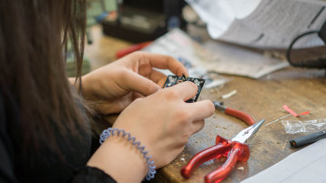 Eine betriebliche Ausbildung zur Elektronikerin für Betriebstechnik: Wäre das etwas für mich? (Bild: Stephanie Macht/TH Köln)