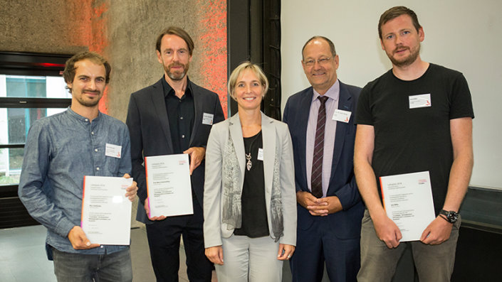 Max Salzberger, Prof. Marco Hemmerling, Prof. Dr. Sylvia Heuchemer, Prof. Dr. Stefan Herzig und Jens Böke (v.l.) Max Salzberger, Prof. Marco Hemmerling, Prof. Dr. Sylvia Heuchemer, Prof. Dr. Stefan Herzig und Jens Böke (v.l.)