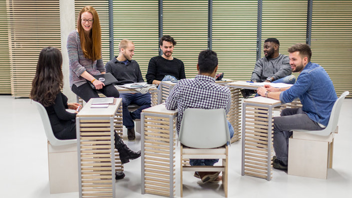 Studierendengruppe in der Bildungswerkstatt