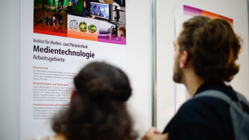 Zwei Studieninteressierte betrachten einen Aushang (Bild: Costa Belibasakis/TH Köln) Zwei Studieninteressierte betrachten einen Aushang (Bild: Costa Belibasakis/TH Köln)