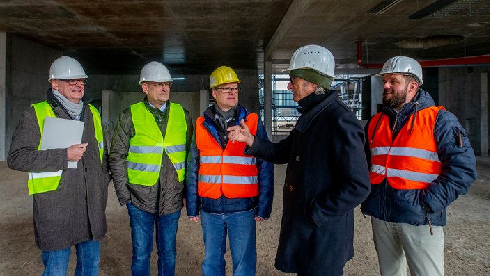 Dr. Martin Brans, Leiter der Niederlassung Köln des BLB NRW, Prof. Dr. Stefan Herzig, Präsident der TH Köln, Prof. Dr. Matthias Hochgürtel, Dekan der Fakultät für Angewandte Naturwissenschaften, Georg Augustin, Architekturbüro Augustin und Frank, Felix Ammann, Leiter des Hochschulreferats Bau- und Gebäudemanagement