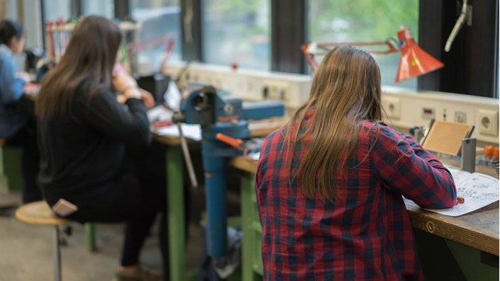 Eine betriebliche Ausbildung zur Elektronikerin für Betriebstechnik: Wäre das etwas für mich?