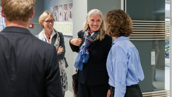 Haben Spaß am Konzept der Bildungswerkstatt: v.l. Bernd Ullrich, Vizepräsidentin Prof. Dr. Sylvia Heuchemer, Ministerin Isabel Pfeiffer-Poensgen und Prof. Dr. Andrea Platte