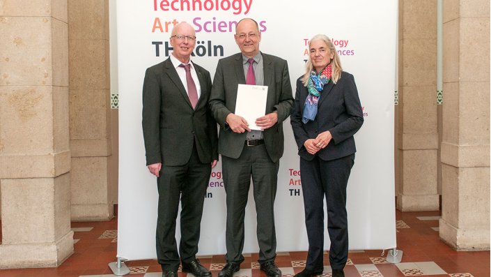 Nach der offiziellen Ernennung von Prof. Dr. Stefan Herzig zum Präsidenten: v.l. Prof. Dr. Matthias Jarke, Vorsitzender des Hochschulrats, Prof. Dr. Stefan Herzig, Isabel Pfeiffer-Poensgen, Ministerin für Kultur und Wissenschaft des Landes Nordrhein-Westfalen