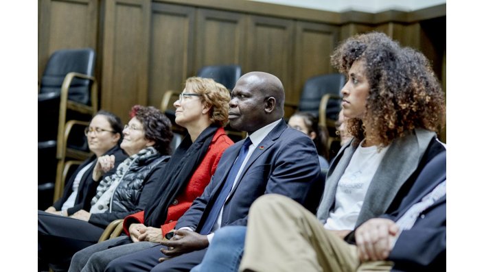  Prof. Dr. Emmanuel Fabiano, Außenminister von Malawi, die Gelegenheit, sich über die Arbeit der studentischen Initiative "Bücherbörse Köln" zu informieren 