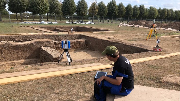 Das Grabungsfeld wird komplett in 3D vermessen mithilfe eines Laserscanners.