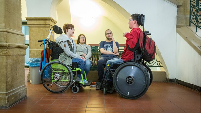 Vier Personen im Gespräch